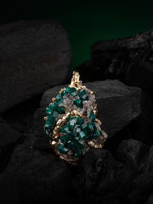 Gold pendant with Dioptase