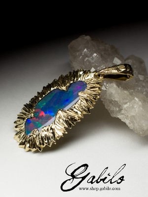 Gold pendant with doublet opal