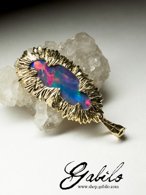 Gold pendant with doublet opal