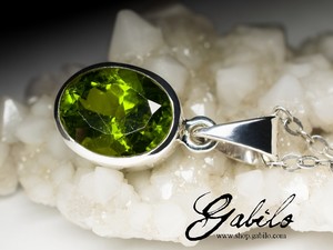 Silver pendant with chrysolite