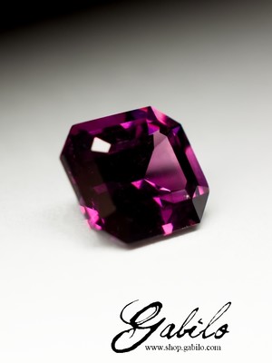 A set of garnet rhodolite 4.90 carats with a certificate
