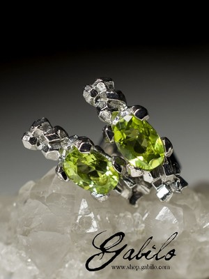 Silver earrings pouches with chrysolite