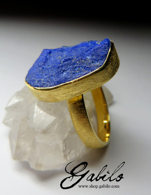 Golden ring with lapis lazuli
