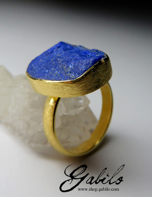 Golden ring with lapis lazuli