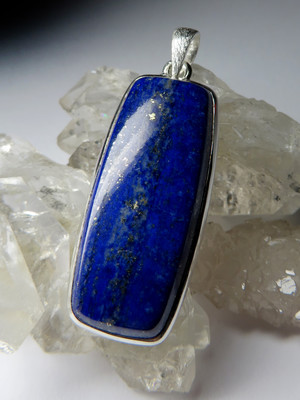 Silver pendant with lapis lazuli