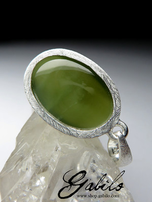 Pendant with jade with the effect of a cat's eye