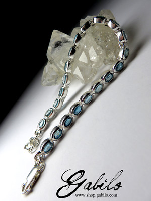 Silver bracelet with kyanite