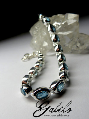 Silver bracelet with kyanite