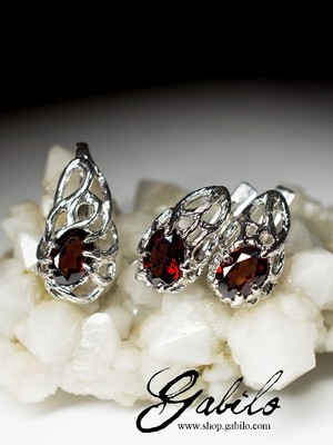 Silver earrings with almandine
