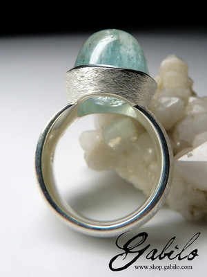 Aquamarine cabochon gold ring