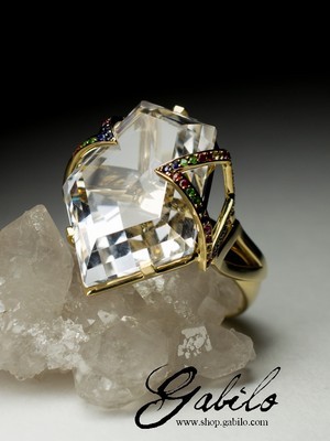 Ring with rock crystal and sapphire in gold