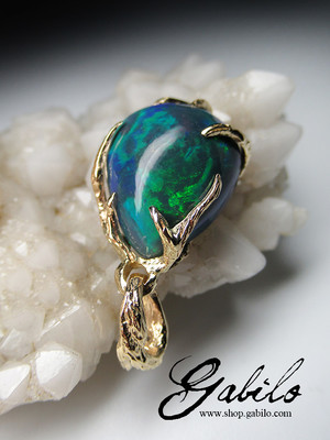 Opal 14k gold pendant 