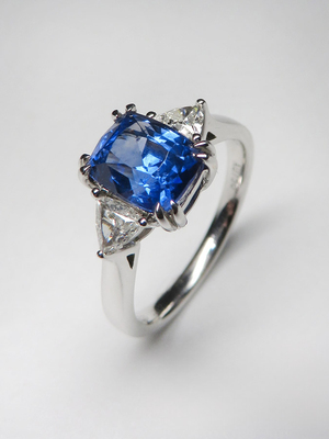 2.11 cts Cornflower Sapphire and Diamond gold ring