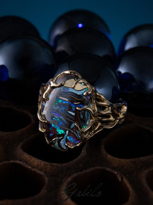 Gold ring with boulder opal