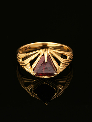 Red spinel yellow gold ring