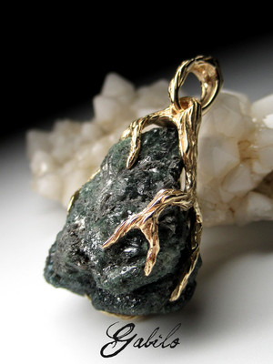 Alexandrite crystal gold pendant