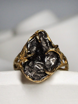 Meteorite yellow gold ring 
