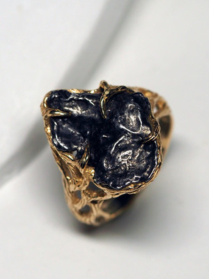Meteorite yellow gold ring 