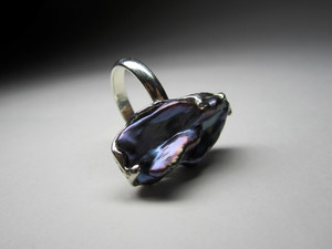 Ring with black pearls