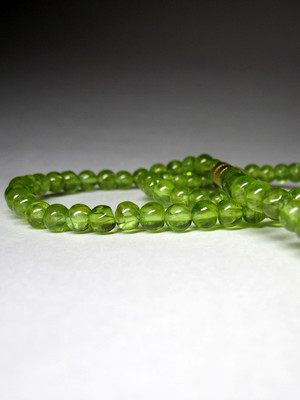 Beads made of chrysolite