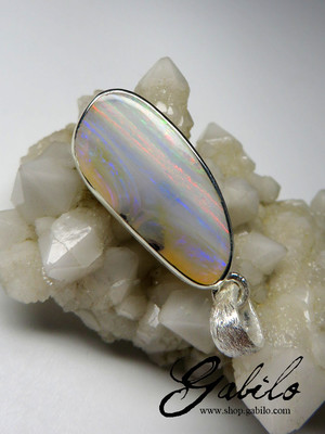 Pendant with Australian opal