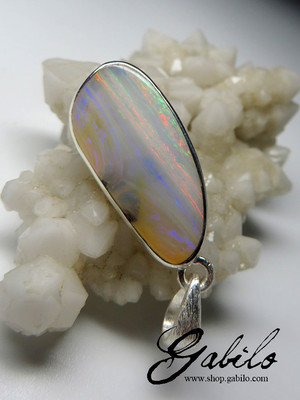 Pendant with Australian opal