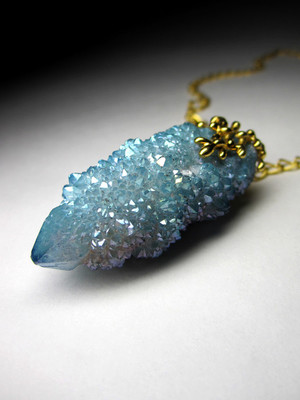 Gold pendant with aquaaurite
