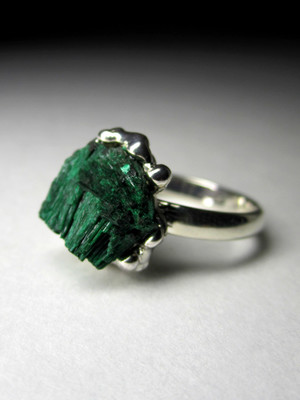 Ring with natural malachite
