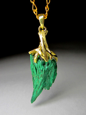 Gold pendant with malachite