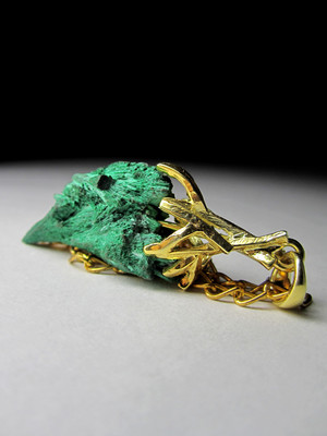 Gold pendant with malachite
