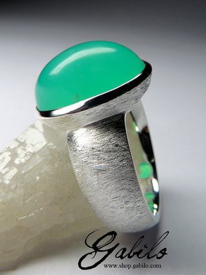 Silver ring with chrysoprase