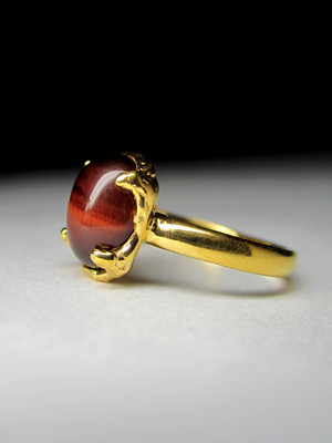 Ring with a bull's eye gilding