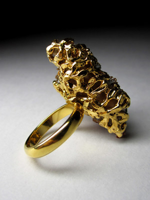 Ring with vanadinite gilding