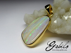Opal gold pendant