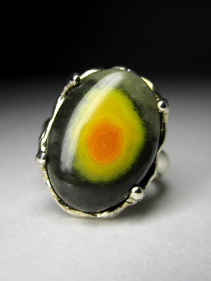 Gold ring with Mexican jasper