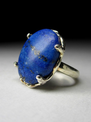 Ring with lapis lazuli