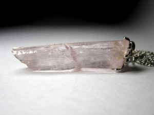 Gold pendant with pink kunzite
