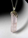 Gold pendant with pink kunzite