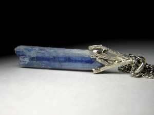 Gold pendant with kyanite