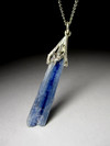 Gold pendant with kyanite