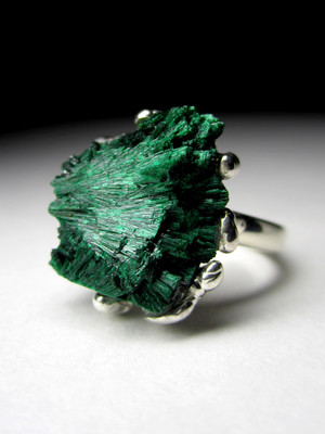 Ring with a nugget of malachite