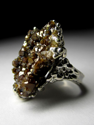 Ring with grenade andradite
