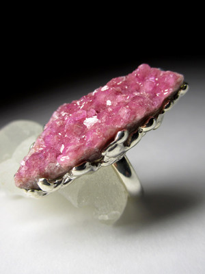 Silver ring with cobaltocalcite