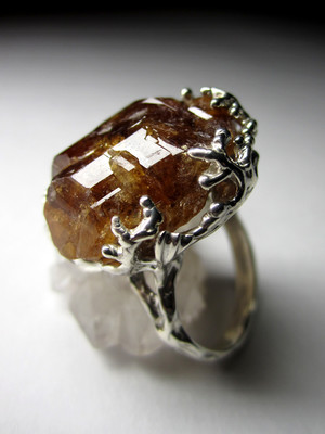 Ring with gessonite garnet