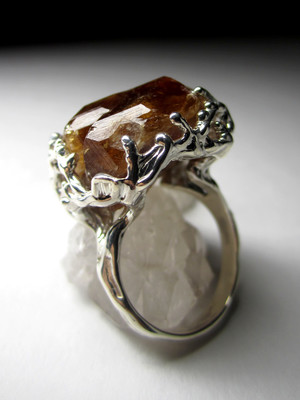 Ring with gessonite garnet