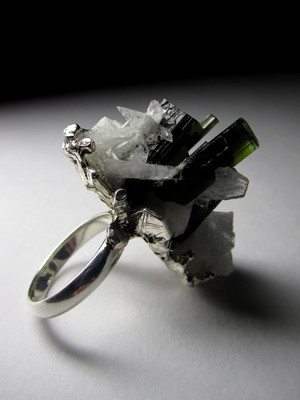 Ring with tourmaline on quartz with albite