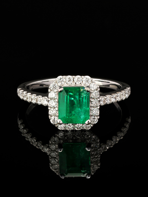 Emerald gold ring with diamonds with jewellery report MSU
