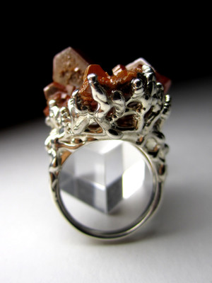 Ring with vanadinite