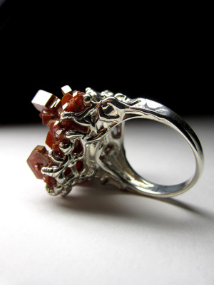 Ring with vanadinite