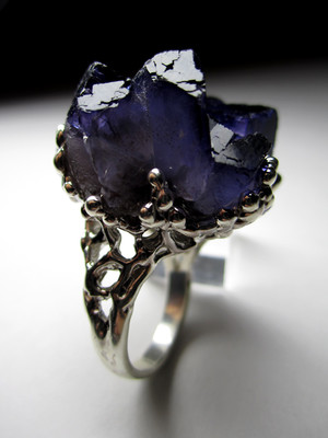 Ring with fluorite ink